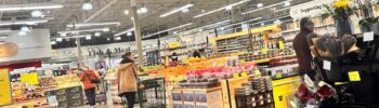 Clientes compran frutas y verduras en el interior de un supermercado, en medio de un contexto de aumento en los precios de los alimentos.