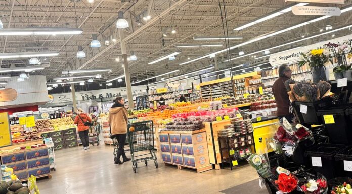 Inflación vuelve a subir y golpea duro a familias de bajos ingresos Clientes compran frutas y verduras en el interior de un supermercado, en medio de un contexto de aumento en los precios de los alimentos.