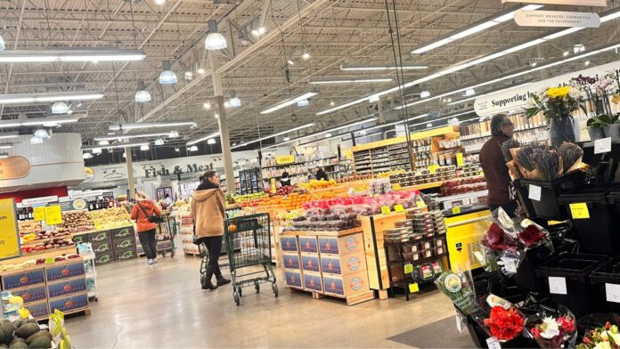 Supermercado Clientes compran frutas y verduras en el interior de un supermercado, en medio de un contexto de aumento en los precios de los alimentos.