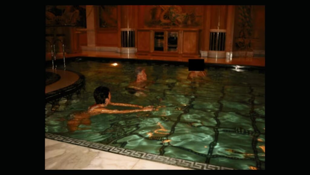 Fotografía sin fecha, parcialmente redactada, difundida por el Departamento de Justicia que muestra a Ghislaine Maxwell y al expresidente Bill Clinton nadando en un jacuzzi con una persona no identificada.