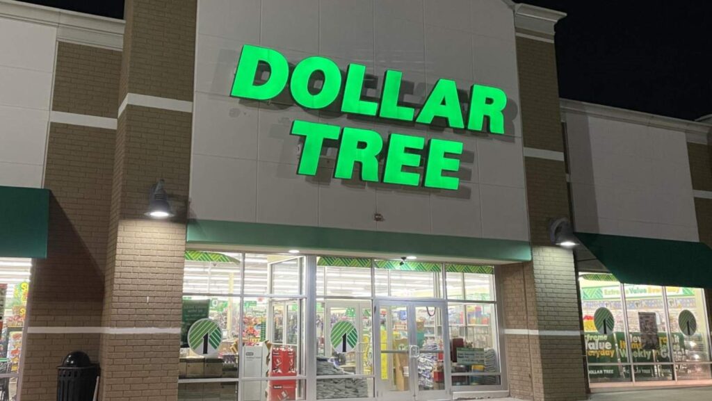 Fachada iluminada de una tienda Dollar Tree durante la noche, destacada como alternativa de compras de bajo costo.