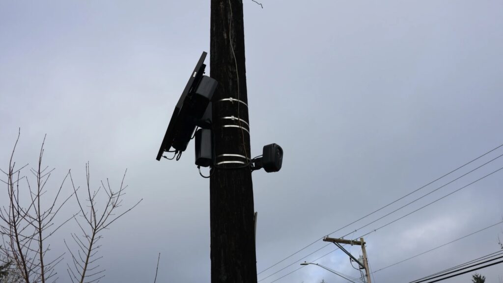 Cámaras de reconocimiento de placas (LPR) que capturan imágenes de vehículos y usan tecnología de reconocimiento óptico para leer y registrar las matrículas.