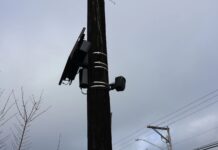 Campaña contra cámaras Flock gana fuerza en Washington y todo EE.UU. Cámaras de reconocimiento de placas (LPR) que capturan imágenes de vehículos y usan tecnología de reconocimiento óptico para leer y registrar las matrículas.