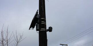 Campaña contra cámaras Flock gana fuerza en Washington y todo EE.UU. Cámaras de reconocimiento de placas (LPR) que capturan imágenes de vehículos y usan tecnología de reconocimiento óptico para leer y registrar las matrículas.