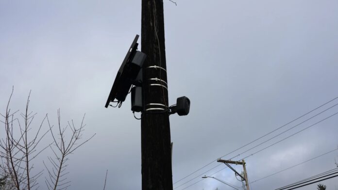 Cámara Flock Cámaras de reconocimiento de placas (LPR) que capturan imágenes de vehículos y usan tecnología de reconocimiento óptico para leer y registrar las matrículas.