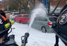 Incendio por contacto con líneas eléctricas moviliza a decenas de bomberos en Queen Anne Bomberos aplican agua y espuma para controlar incendio en calle residencial de Seattle