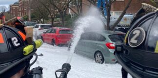 Incendio por contacto con líneas eléctricas moviliza a decenas de bomberos en Queen Anne Bomberos aplican agua y espuma para controlar incendio en calle residencial de Seattle