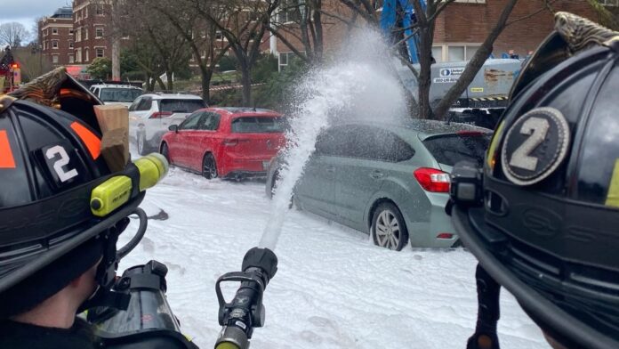 Bomberos aplican agua y espuma para controlar incendio en calle residencial de Seattle