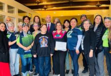 Cierra con éxito el taller de poesía El Espiral de la Infancia y fortalece el bienestar comunitario Participantes del taller de poesía El Espiral de la Infancia durante el evento de cierre en el Consulado General de México en Seattle, en un encuentro comunitario enfocado en el bienestar emocional y la cultura.