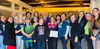 Cierra con éxito el taller de poesía El Espiral de la Infancia y fortalece el bienestar comunitario Participantes del taller de poesía El Espiral de la Infancia durante el evento de cierre en el Consulado General de México en Seattle, en un encuentro comunitario enfocado en el bienestar emocional y la cultura.