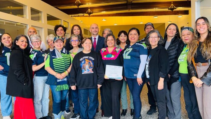 Participantes del taller de poesía El Espiral de la Infancia durante el evento de cierre en el Consulado General de México en Seattle, en un encuentro comunitario enfocado en el bienestar emocional y la cultura.