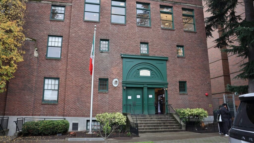 Entrada del Consulado de México en Seattle, un espacio donde la comunidad recibe apoyo e información sobre el programa de incorporación de trabajadores independientes del IMSS