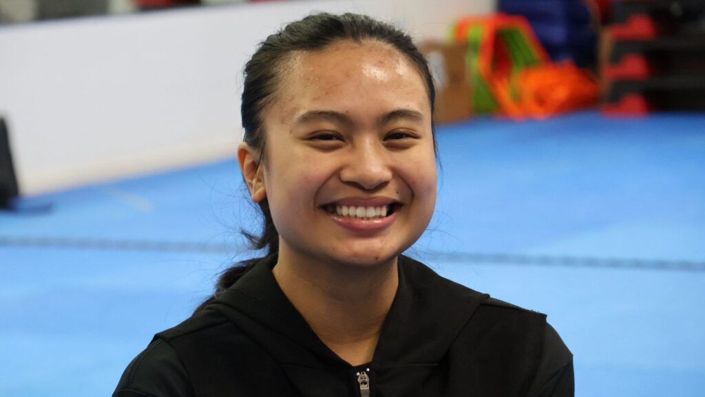 Kiani Guillermo - asistente del entrenador de la academia Twin Tigers.