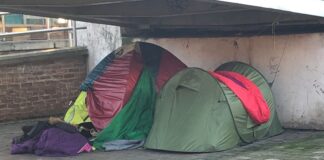Legisladores de WA analizan cambios sobre el derecho a acampar si no hay refugio disponible