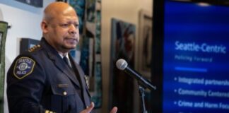 Policía de Seattle: la delincuencia cayó 18% y los homicidios 36% el año pasado Foto: El jefe Shon Barnes da su primer discurso sobre el estado de la ciudad en el Museo Africano Americano del Noroeste (NWAAM), Seattle – Cortesía del SPD