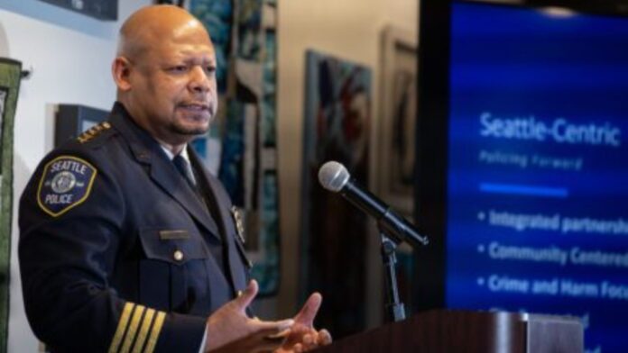 Foto: El jefe Shon Barnes da su primer discurso sobre el estado de la ciudad en el Museo Africano Americano del Noroeste (NWAAM), Seattle – Cortesía del SPD