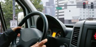 Conductor de autobús de Renton enfrenta cargos por presunto fraude de compensación laboral