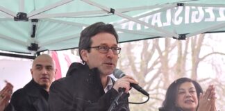 Debate sobre el «impuesto a los ricos» toma un giro inesperado tras la postura de Ferguson El gobernador Bob Ferguson pronuncia un discurso en las escalinatas del Capitolio durante el Día Legislativo Latino en Olympia, acompañado por la representante Lilian Ortiz-Self. 02/02/26. Foto: Latino Herald TM.