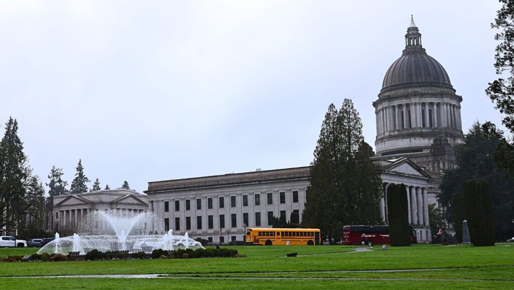 Vista del Capitolio en Olympia, sede de la actual sesión legislativa, donde los legisladores debaten múltiples proyectos de ley que impactan al estado de Washington. Foto: Latino Herald TM.