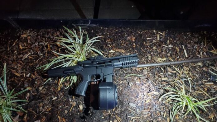 Gráfica: Réplica de arma recuperada por los agentes del lugar de los hechos - Cortesía del departamento de policía de Redmond