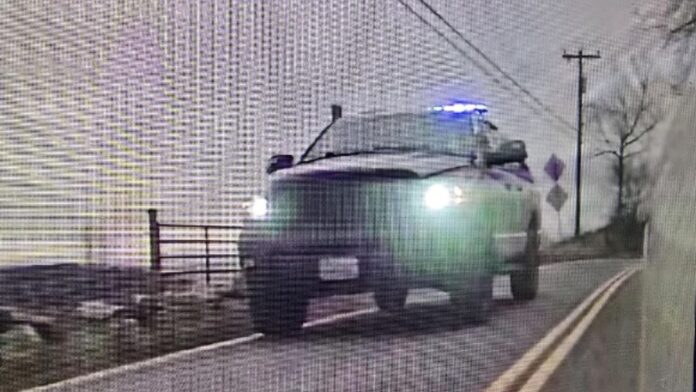 Foto: Camioneta utilizada por el hombre que presuntamente se hizo pasar por un agente de policía para realizar un parada de tráfico falsa – Cortesía del departamento de policía de Everett