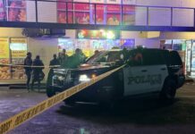 Juez ordena mantener detenido a sospechoso de homicidio en tienda mexicana de Renton Foto: Patrulla de la policía de Renton en el área donde ocurrió el tiroteo – Cortesía del departamento de policía de Renton
