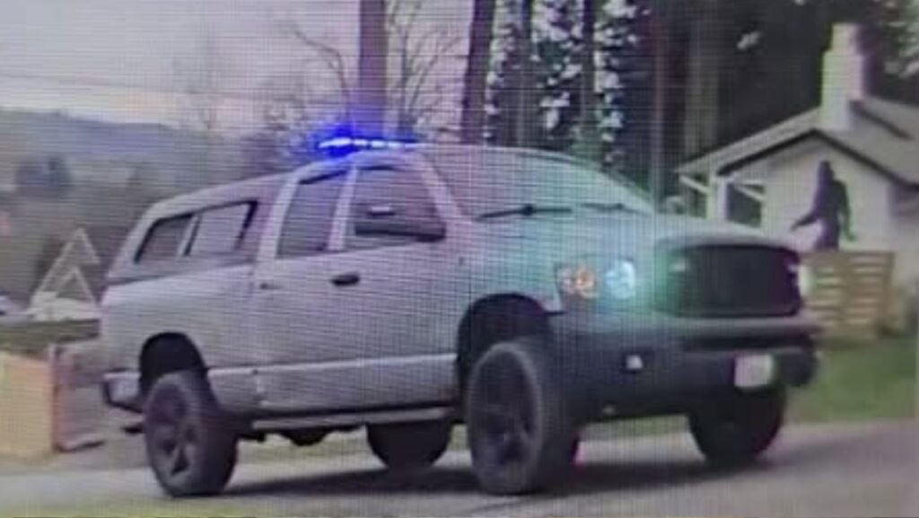 Foto: Camioneta utilizada por el hombre que presuntamente se hizo pasar por un agente de policía para realizar un parada de tráfico falsa – Cortesía del departamento de policía de Everett