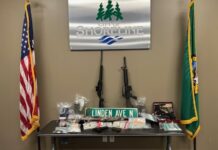 Redada de drogas en Shoreline deja dos detenidos tras intensa investigación Foto: Dinero, drogas, armas y diferentes artículos incautados durante la redada – Cortesía de la oficina del sheriff del condado de King