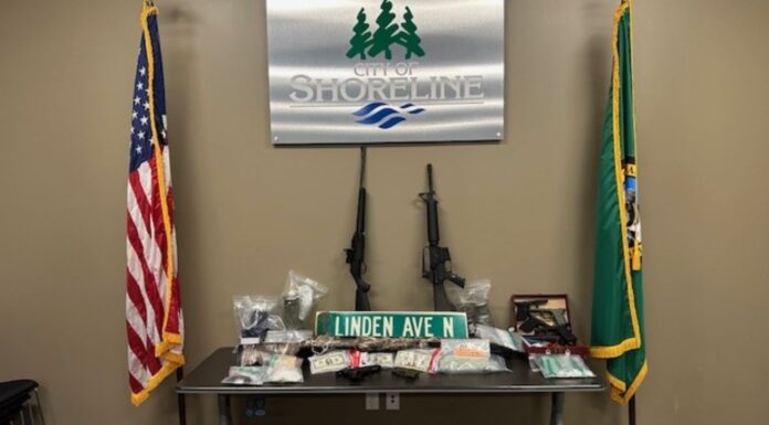 Redada de drogas en Shoreline deja dos detenidos tras intensa investigación Foto: Dinero, drogas, armas y diferentes artículos incautados durante la redada – Cortesía de la oficina del sheriff del condado de King