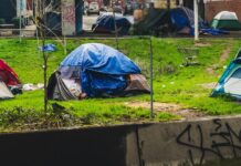 Avisos de desalojo son distribuidos en un campamento de Ballard