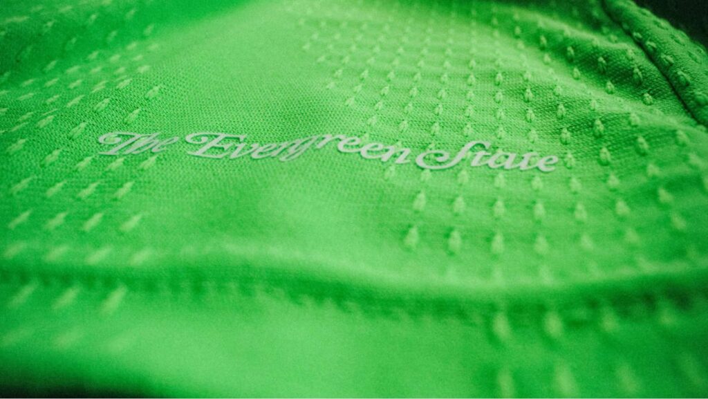 Foto: Dobladillo delantero izquierdo, donde se observa una etiqueta personalizada incluye la frase “The Evergreen State”, en referencia al apodo oficial de Washington. - Cortesía de los Sounders 