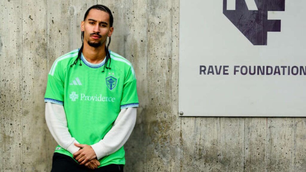 Foto: Oblé Reed portando el nuevo uniforme- Cortesía de los Sounders 