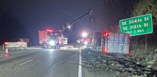 Vuelco de un camión con dulces en la 18 de Covington provocó cierre parcial Foto: Equipo de grúa trabajando para retirar el camión volcado del área afectada por el accidente de tránsito- Cortesía del WSP