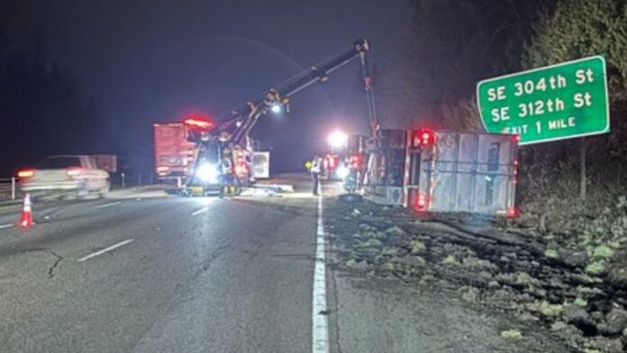 Foto: Equipo de grúa trabajando para retirar el camión volcado del área afectada por el accidente de tránsito- Cortesía del WSP