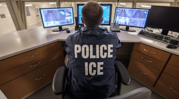 Posible expansión de ICE en Tukwila apuntaría a oficina junto a un centro de vuelos de deportación Oficial de ICE ERO supervisa un centro de detención en Buffalo, Nueva York. – Cortesía de ICE