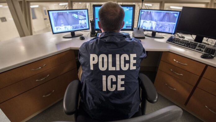 Oficial de ICE ERO supervisa un centro de detención en Buffalo, Nueva York. – Cortesía de ICE