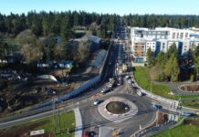 Cierre del paso elevado en la autopista 5 y la calle 145 afectará el tráfico por varios días Foto: La calle 145 norte con vista hacia el oeste. Se puede ver que el carril derecho en dirección este fue recientemente pavimentado. Actualmente está cerrado al tránsito, pero se espera que vuelva a abrir al flujo vehicular a finales de esta primavera - Cortesía de la ciudad de Shoreline.