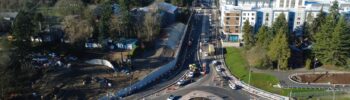 Foto: La calle 145 norte con vista hacia el oeste. Se puede ver que el carril derecho en dirección este fue recientemente pavimentado. Actualmente está cerrado al tránsito, pero se espera que vuelva a abrir al flujo vehicular a finales de esta primavera - Cortesía de la ciudad de Shoreline.