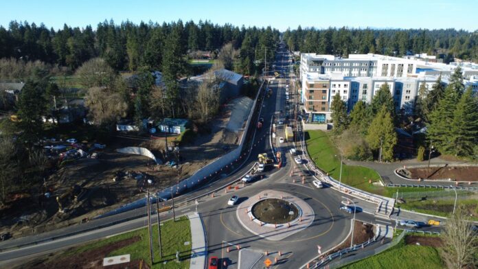 Foto: La calle 145 norte con vista hacia el oeste. Se puede ver que el carril derecho en dirección este fue recientemente pavimentado. Actualmente está cerrado al tránsito, pero se espera que vuelva a abrir al flujo vehicular a finales de esta primavera - Cortesía de la ciudad de Shoreline.