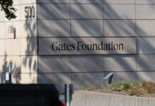 Fundación Gates niega vínculos financieros con Jeffrey Epstein tras publicación de correos Fachada del edificio de la Fundación Gates con el letrero visible en la pared exterior y el número 500 en la esquina, rodeado de vegetación en Seattle.