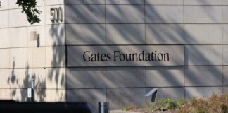 Fundación Gates niega vínculos financieros con Jeffrey Epstein tras publicación de correos Fachada del edificio de la Fundación Gates con el letrero visible en la pared exterior y el número 500 en la esquina, rodeado de vegetación en Seattle.