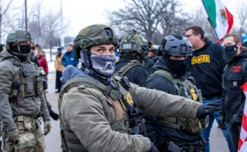 Anuncian fin de la represión migratoria en Minnesota tras protestas y muertes Agentes de ICE dispersan una protesta frente al edificio Bishop Henry Whipple, sede de las cortes migratorias, en St. Paul, Minnesota, en enero de 2026 - Imagen capturada por Colton de Blue G Productions.
