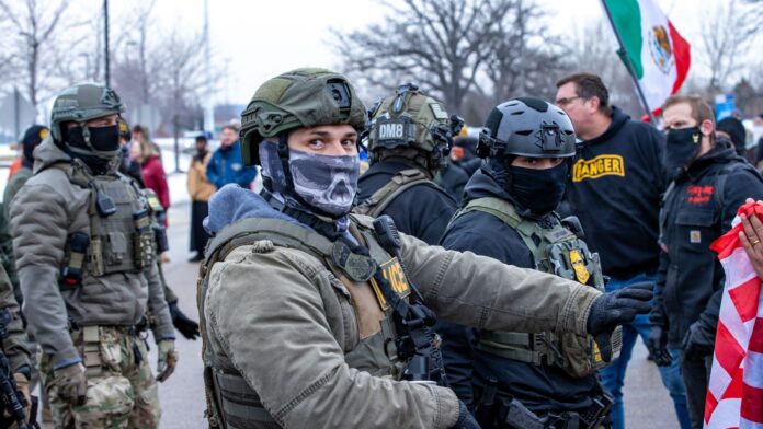 Agentes de ICE dispersan una protesta frente al edificio Bishop Henry Whipple, sede de las cortes migratorias, en St. Paul, Minnesota, en enero de 2026 - Imagen capturada por Colton de Blue G Productions.