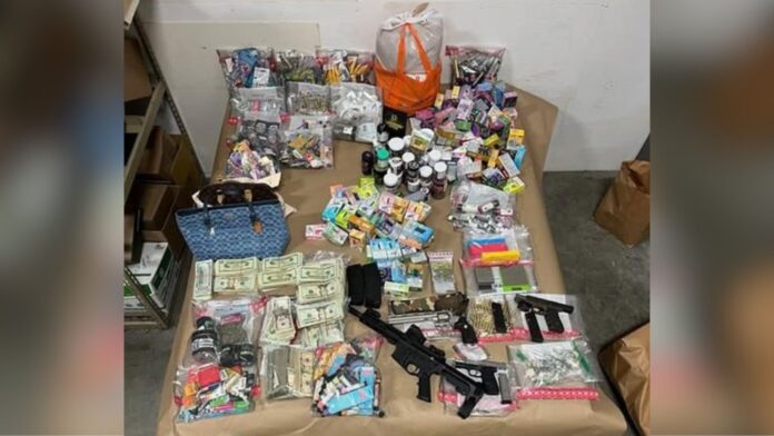 Foto: Drogas, dinero, armas y otros artículos relacionados con drogas obtenido por las autoridades durante el operativo - Cortesía del departamento de policía Lacey Foto: Drogas, dinero, armas y otros artículos relacionados con drogas obtenido por las autoridades durante el operativo - Cortesía del departamento de policía Lacey