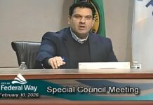 Concejo de Federal Way destituye a su presidente tras publicación sobre protestas contra ICE Foto: Martin Moore durante su intervención en la reunión especial del concejo de Federal Way llevada a cabo el martes 10 de febrero del 2026 - Cortesía de ciudad de Federal Way