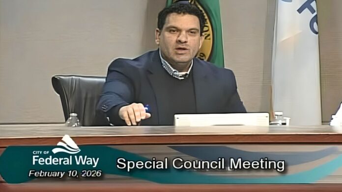Foto: Martin Moore durante su intervención en la reunión especial del concejo de Federal Way llevada a cabo el martes 10 de febrero del 2026 - Cortesía de ciudad de Federal Way