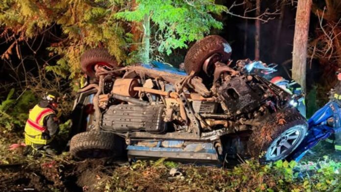 Foto: Estado de uno de los vehículos involucrados en el accidente - Cortesía del distrito 3 del cuerpo de bomberos del condado de Clallam Foto: Estado de uno de los vehículos involucrados en el accidente - Cortesía del distrito 3 del cuerpo de bomberos del condado de Clallam
