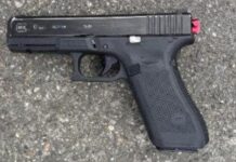 Adolescente arrestado en Kent por presunto intento de robo en cajero automático Foto: Arma recuperada por los agentes durante la detención - Cortesía del KPD