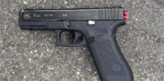 Adolescente arrestado en Kent por presunto intento de robo en cajero automático Foto: Arma recuperada por los agentes durante la detención - Cortesía del KPD