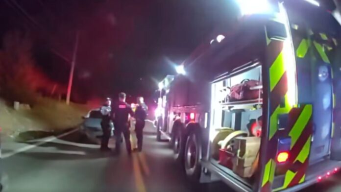 Foto: Autoridades investigando el área donde ocurrió el fatal accidente - Cortesía de la oficina del Sheriff del Condado de Pierce Foto: Autoridades investigando el área donde ocurrió el fatal accidente - Cortesía de la oficina del Sheriff del Condado de Pierce